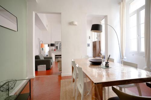 une cuisine et une salle à manger avec une table et des chaises dans l'établissement Elegance and calm in Aix city center, à Aix-en-Provence