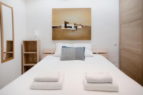 un grand lit blanc avec deux oreillers dessus dans l'établissement Elegance and calm in Aix city center, à Aix-en-Provence