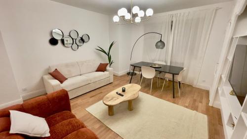 un salon avec un canapé et une table dans l'établissement Le Richebourg - Place Wilson, Centre Ville, à Dijon