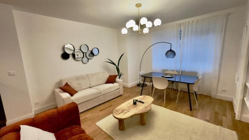 un salon avec un canapé et une table dans l'établissement Le Richebourg - Place Wilson, Centre Ville, à Dijon