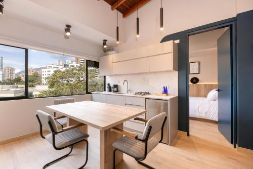 StrataSix Hotel tesisinde mutfak veya mini mutfak