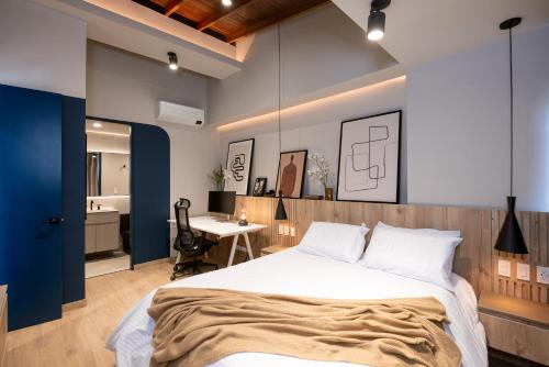 sypialnia z dużym łóżkiem i biurkiem w obiekcie StrataSix Hotel w mieście Medellín