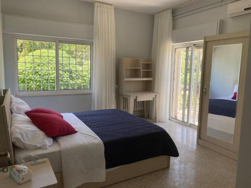 Katil atau katil-katil dalam bilik di Bright & Spacious, Upscale Amman