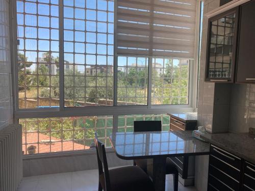 Gambar di galeri bagi Bright & Spacious, Upscale Amman di Amman
