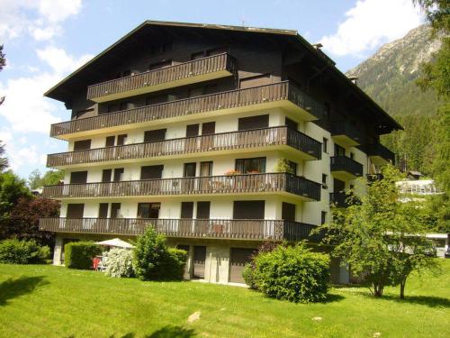 un grand bâtiment avec des balcons sur le côté dans l'établissement Studio Chamonix - Animaux Admis, Parking, Balcon - FR-1-517-27, à Chamonix-Mont-Blanc