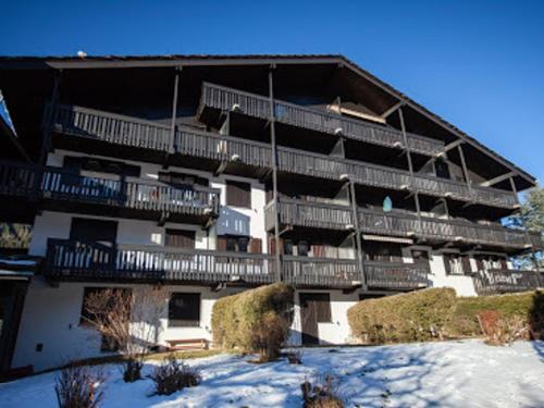 un grand bâtiment avec balcon dans la neige dans l'établissement Studio à Chamonix avec Parking et Animaux Admis - FR-1-517-35, à Chamonix-Mont-Blanc