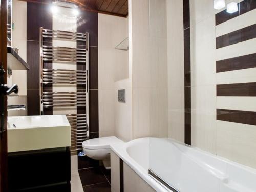 une salle de bain avec une baignoire, des toilettes et un lavabo dans l'établissement Studio à Chamonix avec Parking et Animaux Admis - FR-1-517-35, à Chamonix-Mont-Blanc