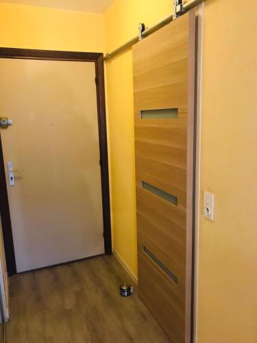 une porte menant à une chambre avec un placard dans l'établissement Grand studio Paris Expo Pte de Versailles Paris XV, à Vanves