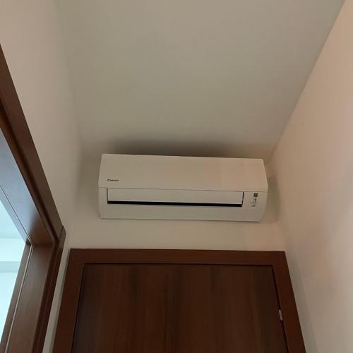 a air conditioner in a room with a ceiling at Casa Laguna Escape in Mestre