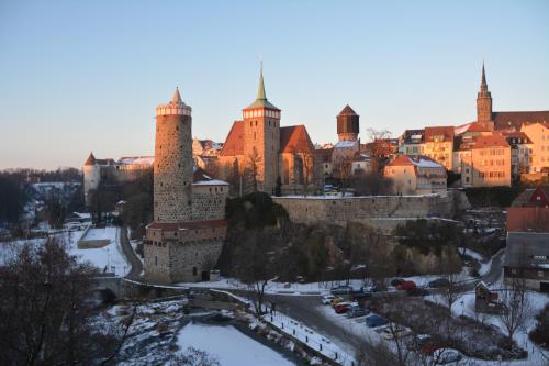 a view of a castle in the snow at Ferienappartements "Landromantik" in Bautzen