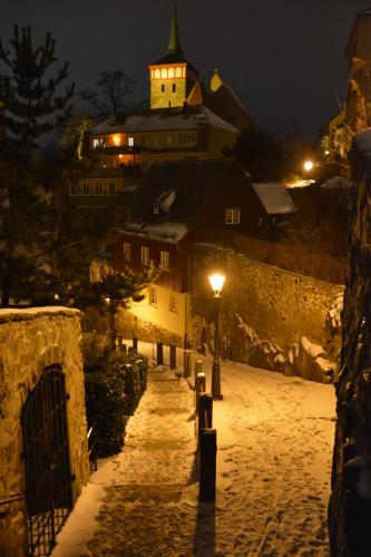 a street light in front of a building at night at Ferienappartements "Landromantik" in Bautzen