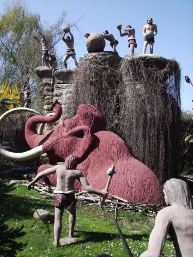 a group of people standing around an elephant statue at Ferienappartements "Landromantik" in Bautzen