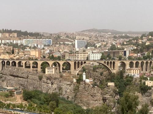 Nespecifikovaný výhled na destinaci Constantine/Ain el Bey nebo výhled na město při pohledu z apartmánu
