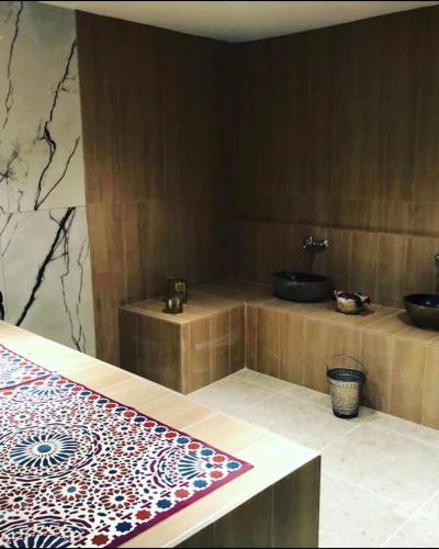 La salle de bains est pourvue d'un lavabo, de 2 lavabos et d'un comptoir. dans l'établissement Riad 1001 Nights, à Toges