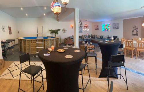 une pièce avec tables et chaises et un salon dans l'établissement Riad 1001 Nights, à Toges