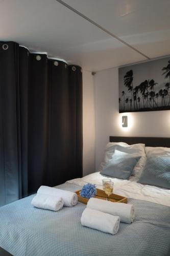 a bedroom with two beds and a tray of wine glasses at Domy Na Wodzie La Mare Houseboats Bydgoszcz in Bydgoszcz