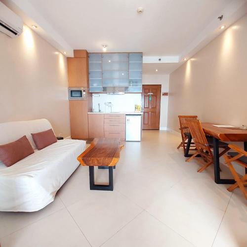 Una cocina o zona de cocina en MANILA BAYVIEW RENTAL- LUXURY AND SUPERIOR 1 - 5 BEDROOM CONDOS WITH BALCONY POOL BAYVIEWS NETFLIX - Housekeeping Available-