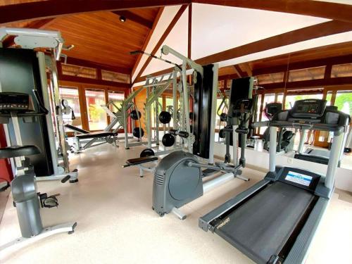 un gimnasio con varias cintas de correr y una cinta de correr en Luxury house at Praia do Forte, en Mata de Sao Joao