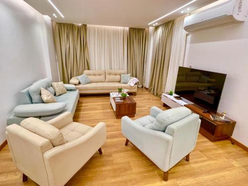 Posezení v ubytování مدينتي شقه مميزه جديده فرش فندقي عالي جدا madinaty luxury apartment