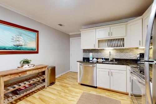 Dapur atau dapur kecil di Sands Village #B-3B
