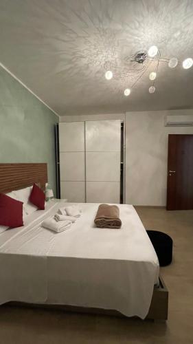 a bedroom with a large white bed with a ceiling at Casa Laguna Escape in Mestre