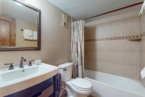 y baño con lavabo, aseo y bañera. en Lodgepole Landing, en Silverthorne