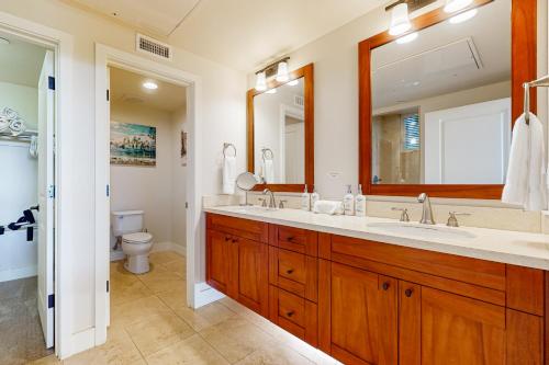 y baño con lavabo doble y aseo. en Pili Mai 7H, en Koloa