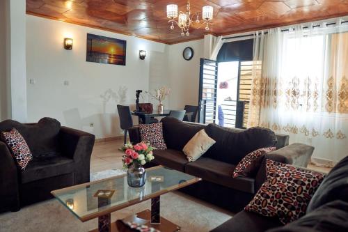 a living room with a couch and a table at Cosy Refuge in Bonabéri