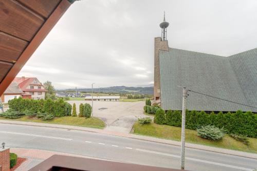 a view of a street with a building at Pensjonat EDEN Maniowy in Maniowy
