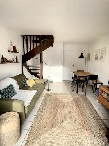 un salon avec un canapé et une table dans l'établissement Cottage in Normandy, à Villers-sur-Mer