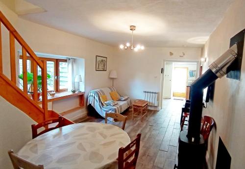 un salon avec un canapé et une table dans une pièce dans l'établissement Ancien Chais, aire de loisirs avec piscine, à Marigny