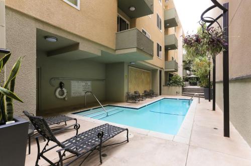 a swimming pool in the courtyard of a building at Beverly Hills Midle City 1 br Apt with Parking 202 in Los Angeles