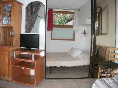 une pièce avec une chambre avec un lit et un miroir dans l'établissement Villa Pierre Vergerie, à Cargèse