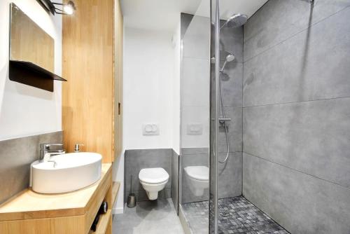 une salle de bain avec une douche, un lavabo et des toilettes dans l'établissement Apartment Place Stanislas 3, à Nancy