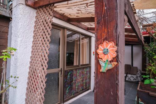 a glass door with a flower decoration on it at Cabañas El Bosque in Maitencillo