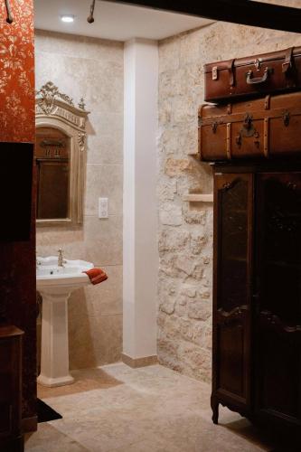 une salle de bain avec un lavabo et des toilettes et un lavabo dans l'établissement Les sorciers de Lauzerte immersion magique, à Lauzerte