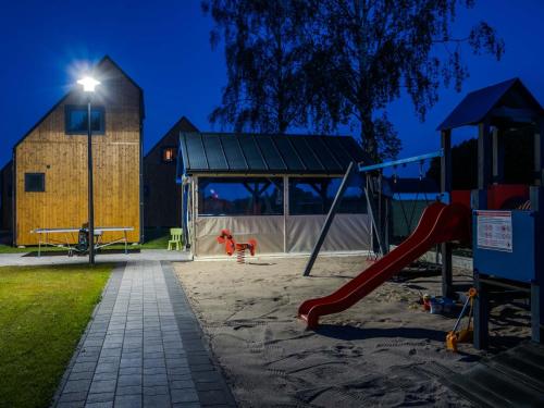 einen Spielplatz mit Rutsche in der Unterkunft Zielonka Relaks in Rusinowo