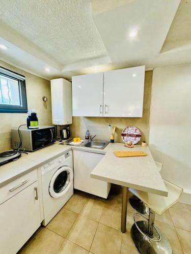 Photo de la galerie de l'établissement Le Rionde, Apt 2 Prs, 300 m plages, climatisation, à Antibes