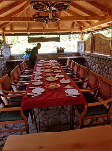 Restaurant o un lloc per menjar a Holiday cottages with pool