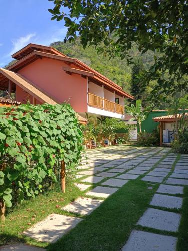 a house with a walkway in front of a building at Caminho da areia in Ubatuba