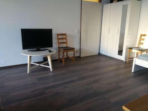 Fotografie z fotogalerie ubytování Ruhiges Apartment mit Küche und Balkon, Marktplatz v destinaci Offenbach