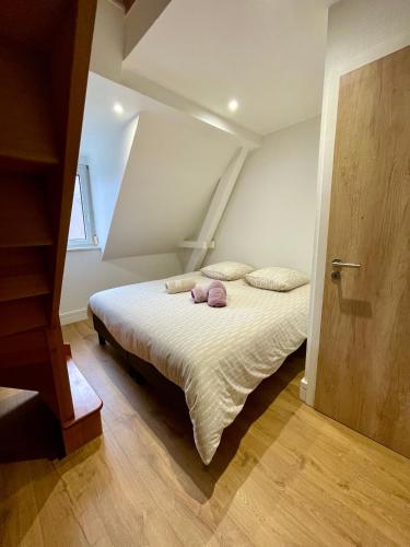 - une chambre avec un lit et 2 oreillers roses dans l'établissement Le Relais de la Rob, à Strasbourg