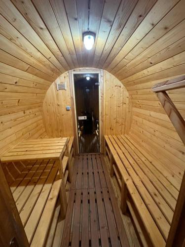 a wooden sauna with two benches in the middle at Садиба Сикитура in Verkhneye Vodyanoye