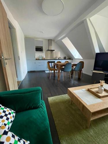 un salon avec un canapé et une table dans l'établissement Le Relais de la Rob, à Strasbourg