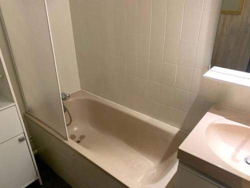 une salle de bain avec une baignoire et un lavabo dans l'établissement Appartement St Lary Village, à Saint-Lary-Soulan