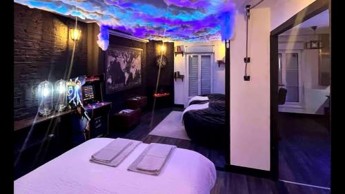 Ένα ή περισσότερα κρεβάτια σε δωμάτιο στο Apartment Cinema, Jacuzzi, Borne arcade
