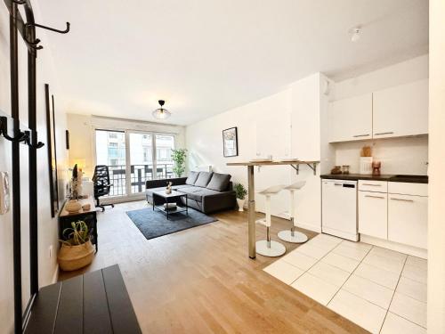 Cet appartement comprend une cuisine ouverte et un salon. dans l'établissement Appartement cosy aux portes de Paris, à Levallois-Perret