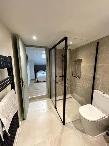 La salle de bains est pourvue de toilettes et d'une douche à l'italienne. dans l'établissement Nancy Green Stan', à Nancy