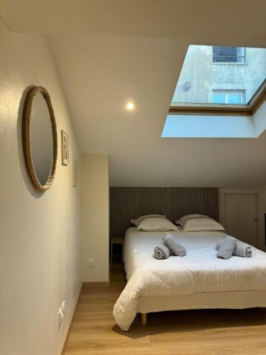 une chambre avec un lit avec un miroir et une fenêtre dans l'établissement Nancy Green Stan', à Nancy