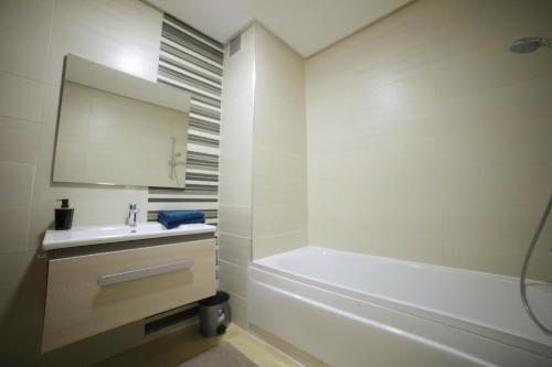 Bilik mandi di 200m van Strand met Airco voor 6 personen nabij Marina bay
